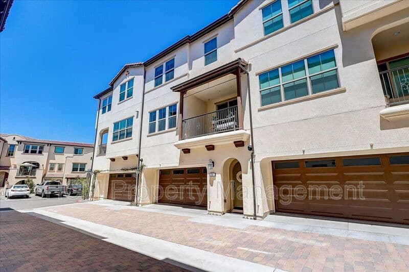Lake Forest House: 303 Limestone