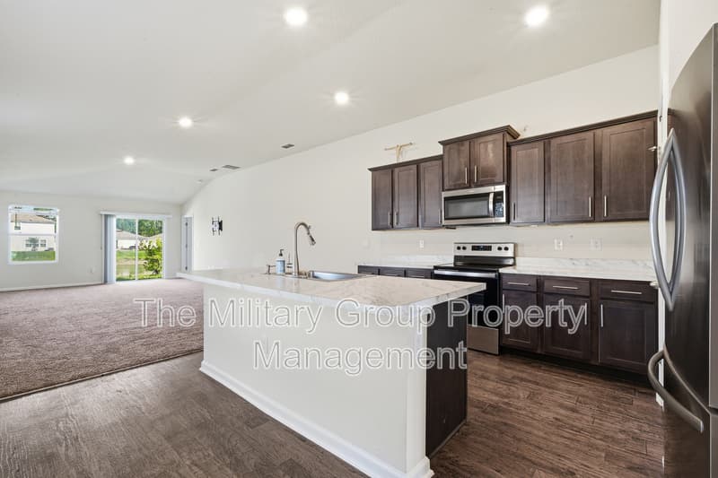 Jacksonville House: 15729 Equine Gait Dr