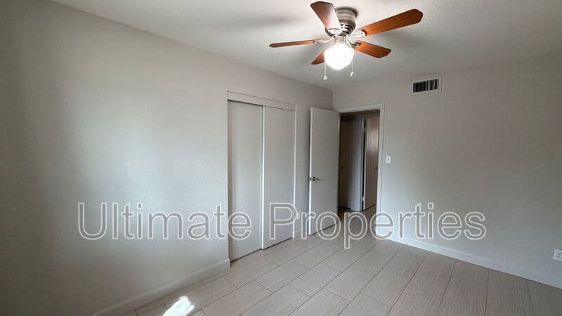 Glendale House: 6516 W Phelps Rd