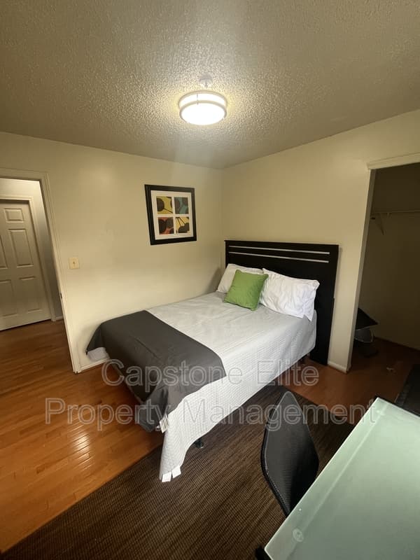 Newark Condo: Society Hill Quad - Standard Room