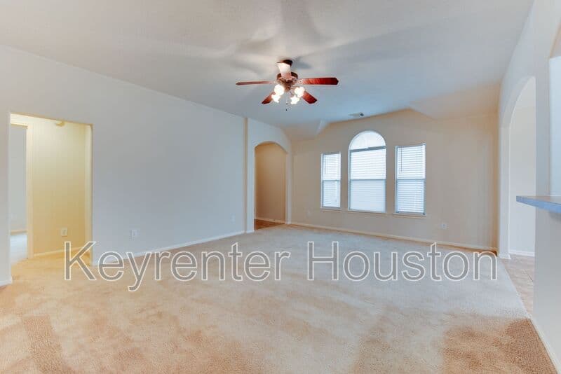 Houston House: 16014 Hidden Crest