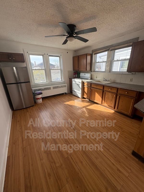 Hamilton Condo: 717 Schiller Avenue