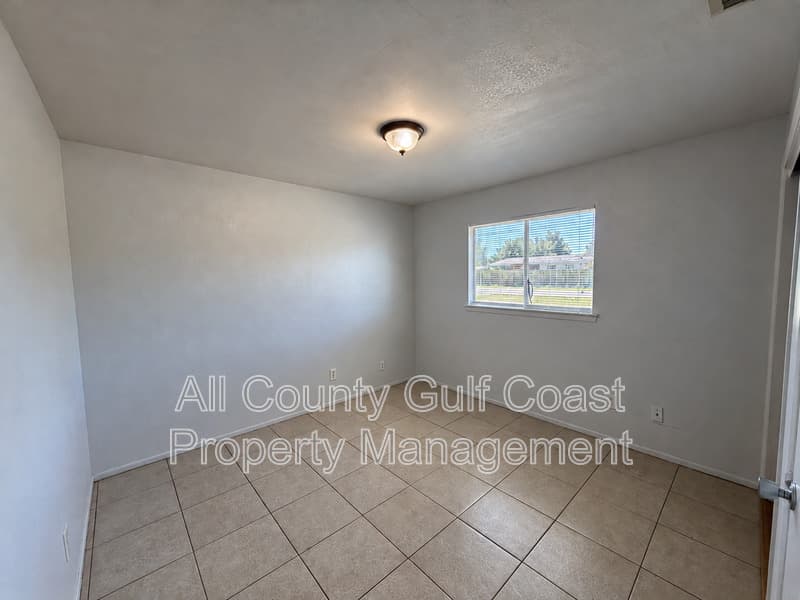 Bradenton House: 1905 57th Ave W