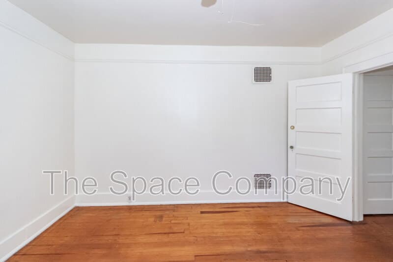 Charleston House: 25 8th Avenue