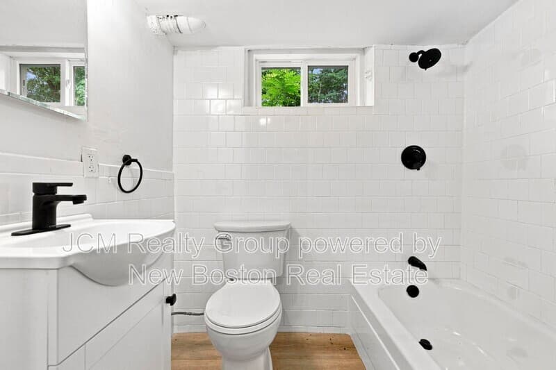Hyde Park House: 7 Franklin St