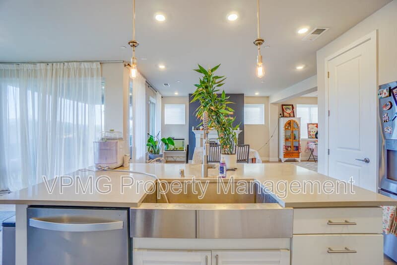 Washougal House: 359 W Koa St