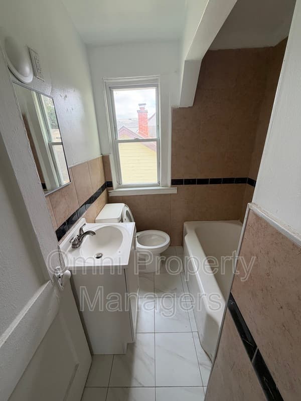 Warren House: 7568 Hudson Ave