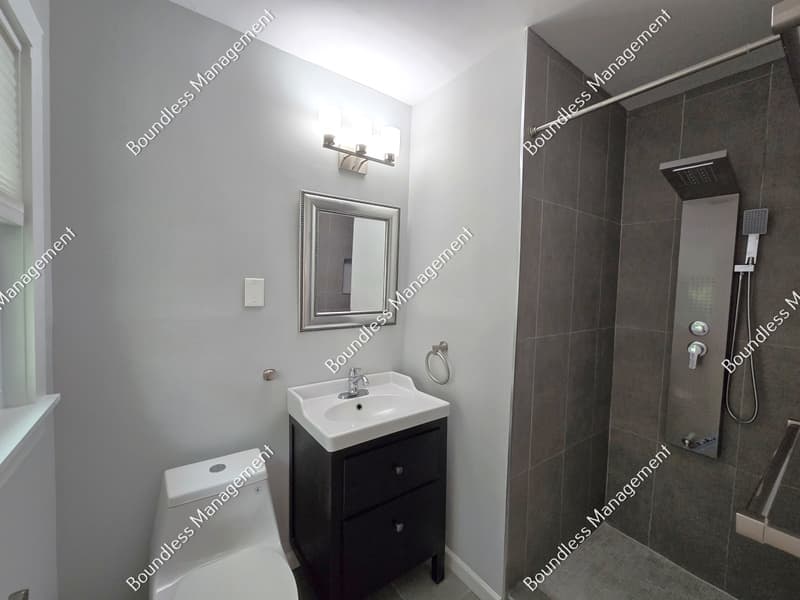 Decatur House: 2233 Leafmore Dr