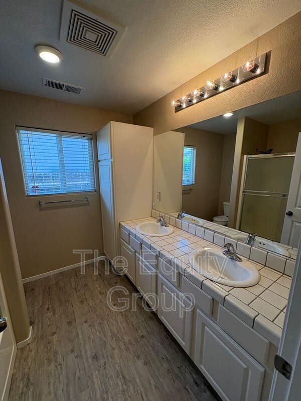 Visalia House: 2967 West Jerome Ave