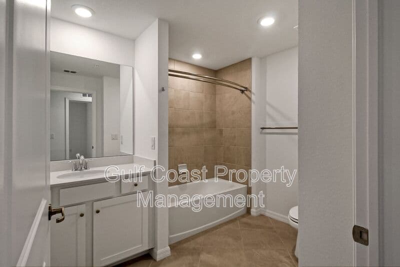 Sarasota House: 5703 North Honore Avenue