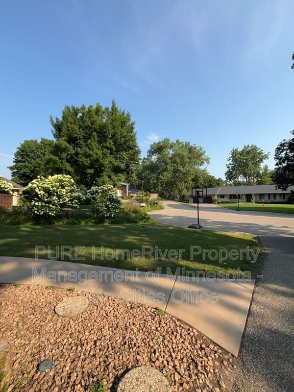 Edina House: 7420 Hyde Park Cir