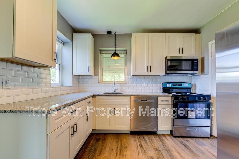 Saint Louis House: 8601 Virgil Ave