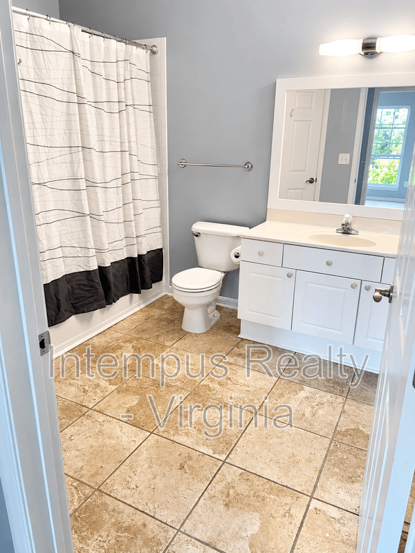 Alexandria Condo: 4550 Strutfield Ln