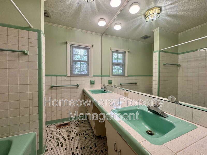 Spring Lake House: 400 Harrill Cir