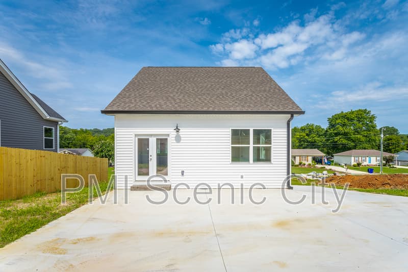 Cleveland House: 2631 Rogers Dr SE