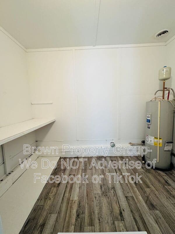 Fayetteville House: 5143 Longbranch Dr