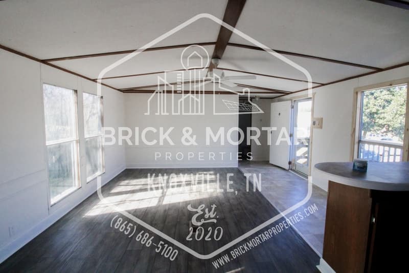 Rockford House: 325 Rockford Cedar Street