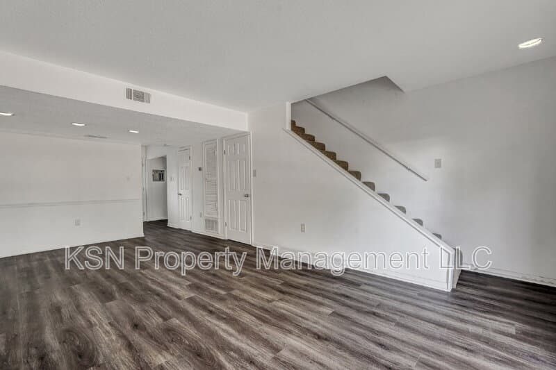 Savannah Townhome: 2220 East Victory Drive