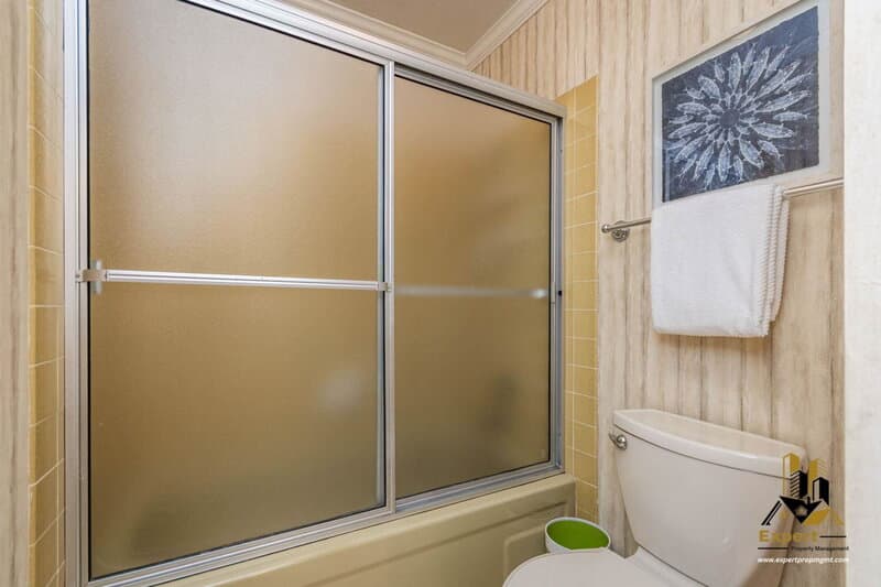 Newcastle House: 1811 Oak Terrace