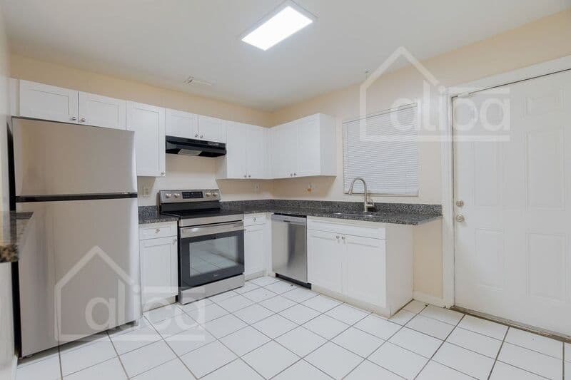 Riviera Beach House: 742 W 6th St