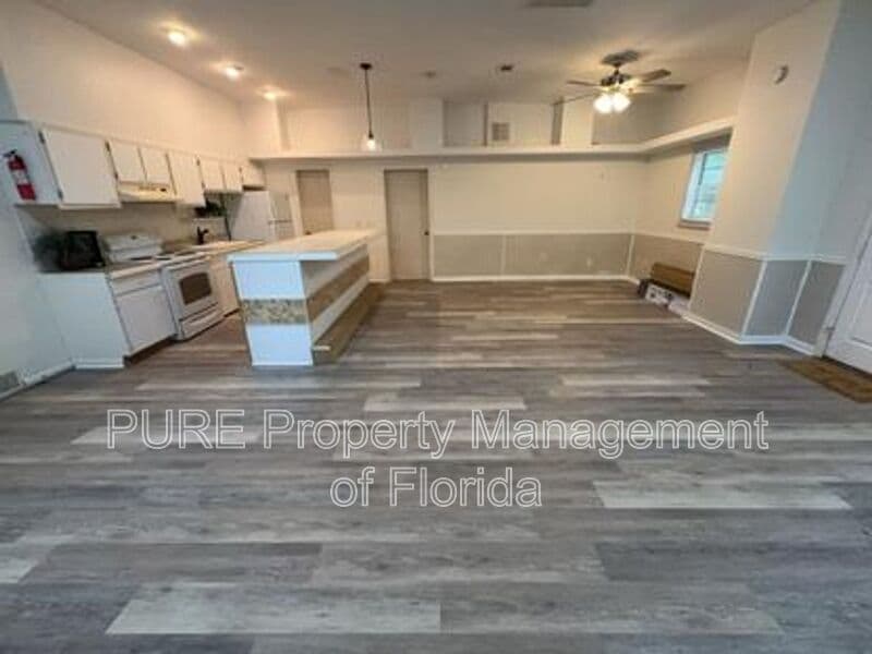 Ocala House: 595 NW 100th St