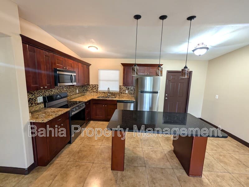 Tampa House: 2001 E Robson St