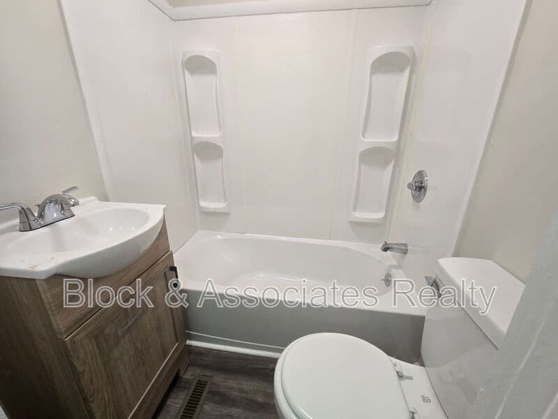 Greensboro House: 3844 Green Point Dr