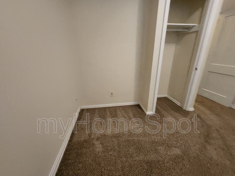 Pensacola House: 109 NW Gilliland Rd