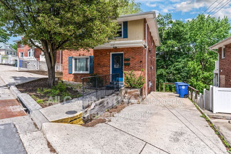 Arlington House: 4141 21st Rd N