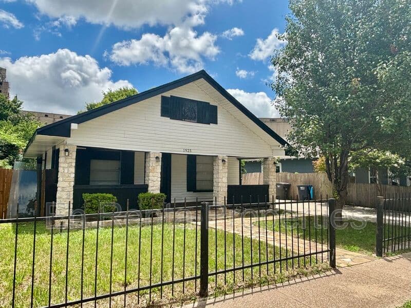Fort Worth House: 1925 Saint Louis Ave.