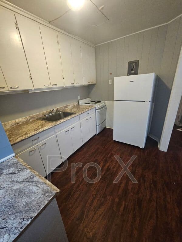 Baxter Springs House: 126 East 13th