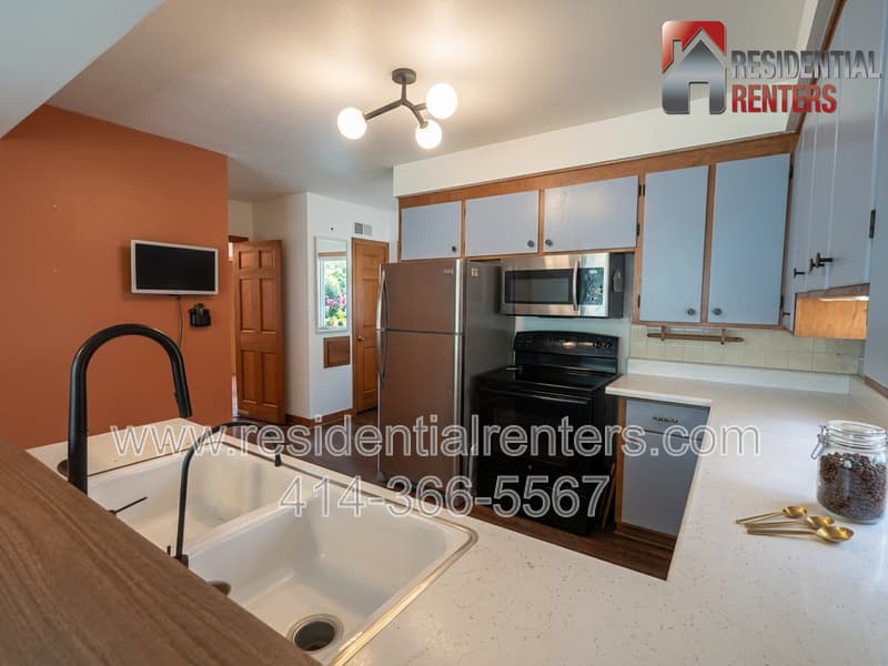 Bay View House: 2913 E Rhode Island Avenue