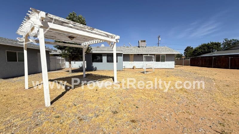 Apple Valley House: 12406 Pawnee Rd