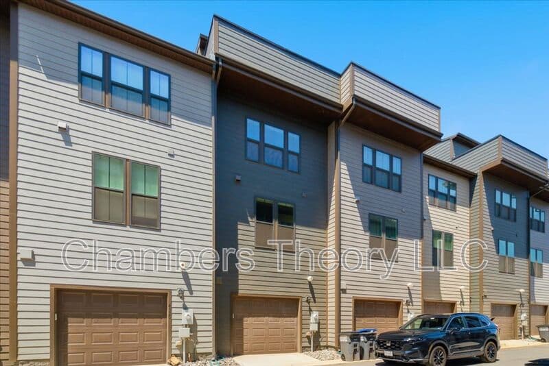 Chantilly House: 4322 Ellipse Terrace