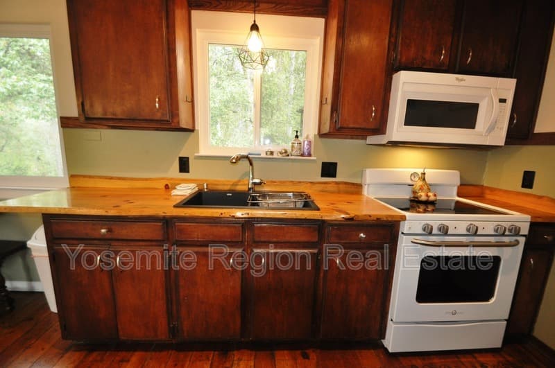 Groveland House: 20020 Bluebell Court