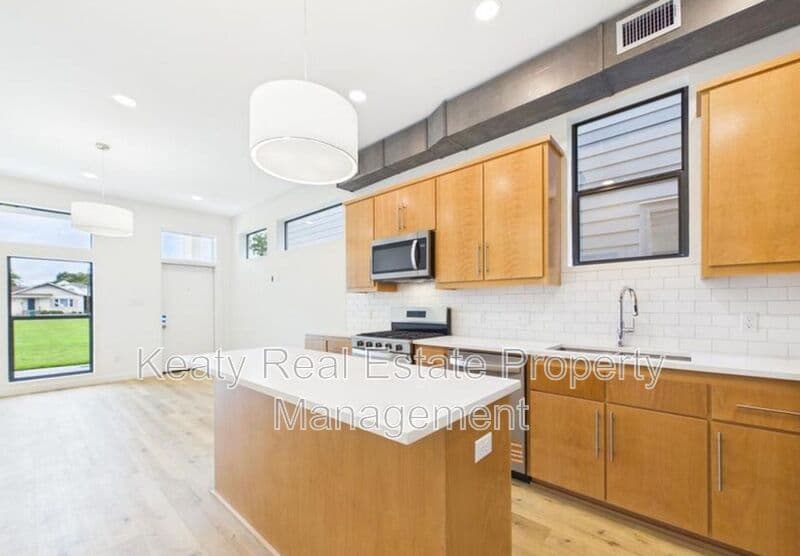 Lafayette House: 1120S Washington Street - Unit 201