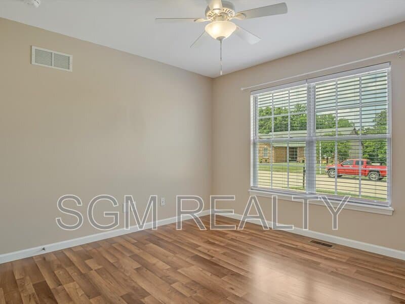 Waterloo House: 1116 Maplewood Ln