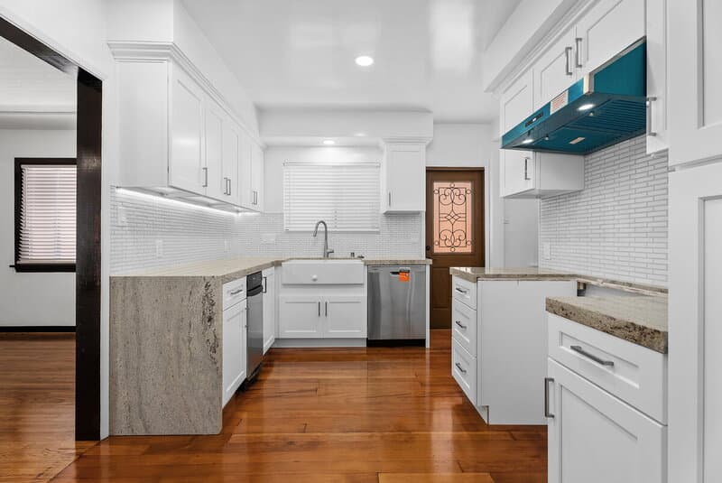 Long Beach House: 76 Roycroft Avenue