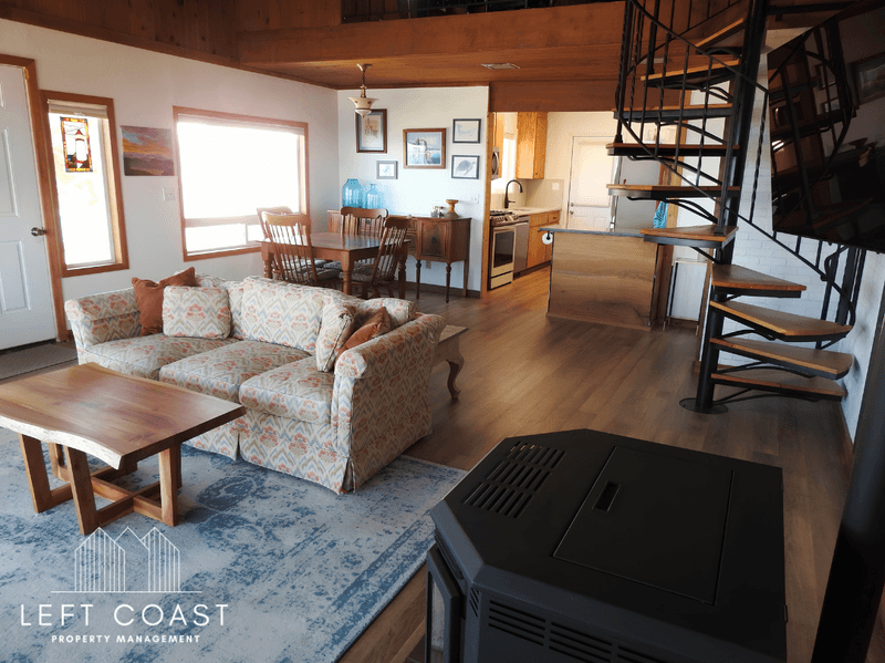 Lincoln City House: 1033 Northwest Inlet Avenue