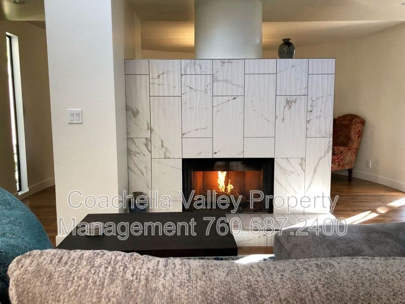 Palm Springs House: 999 Village Square South