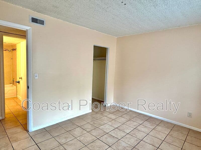 Tampa Condo: 5502 Pokeweed Ct