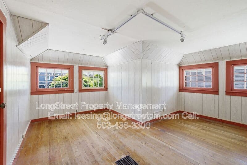 Portland House: 2249 E Burnside St