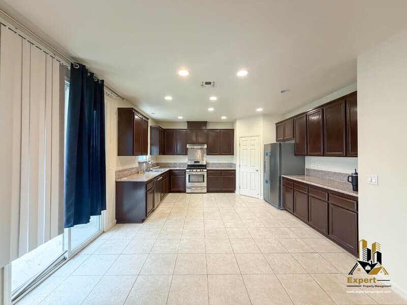 Sacramento House: 180 Summer Stroll Circle