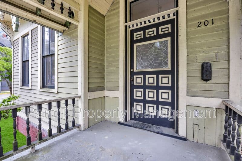 Savannah House: 201 W 37th St