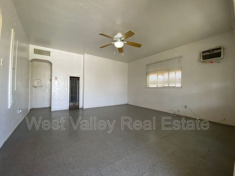 Taft Condo: 155 1/2 North