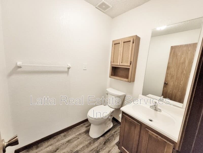Blue Springs Townhome: 324 NW Millstone Cir