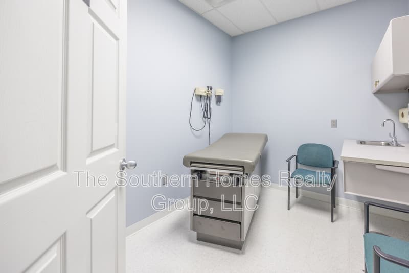 Etowah House: 305 Grady Road - 1