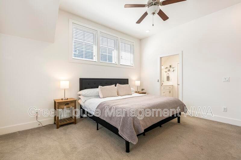 Bentonville House: 636 SW B ST