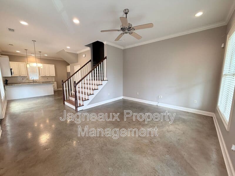 Lafayette House: 108 Shallowford Dr