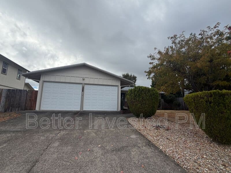 Ukiah House: 611 Tokay Ave